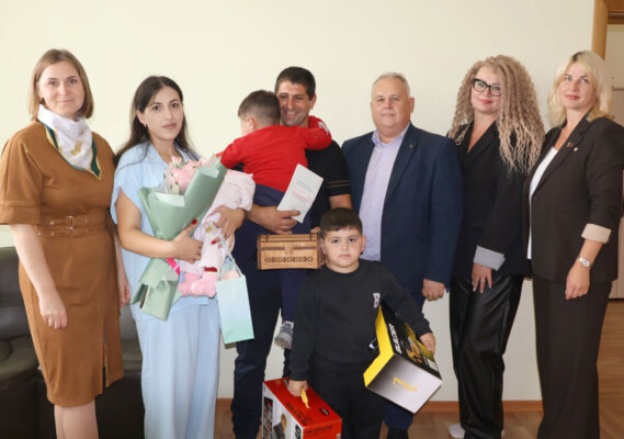 «Бацькава кашуля» для семьи Яврумян: в Круглом чествовали многодетных родителей