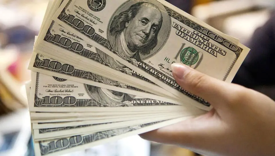 Физлица в Беларуси с начала года продали на $1,61 млрд валюты больше, чем купили