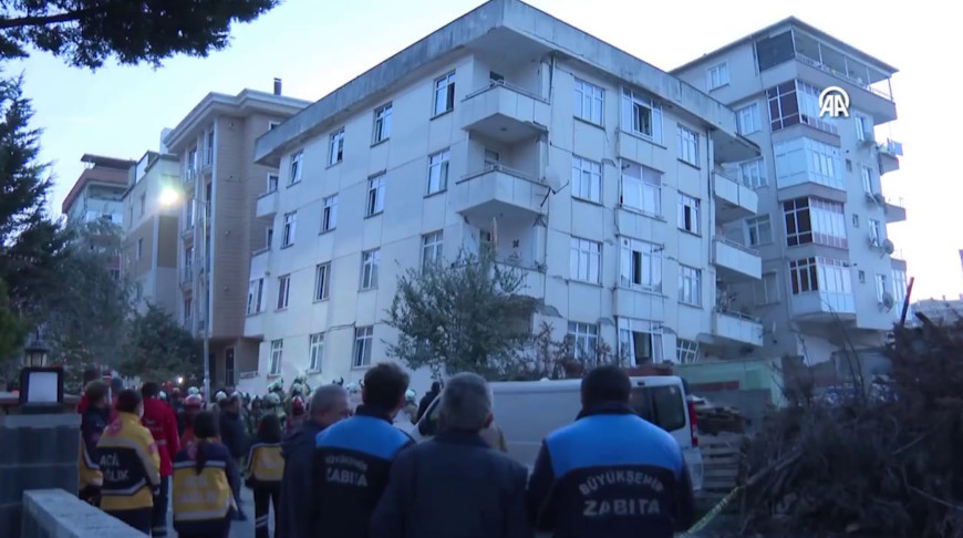 Шестиэтажный дом частично обрушился в Стамбуле, под завалами находятся люди