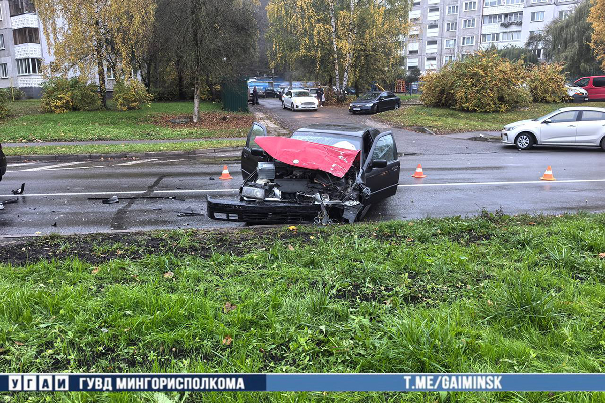 В Минске водитель легковушки не предоставил преимущество и врезался в иномарку