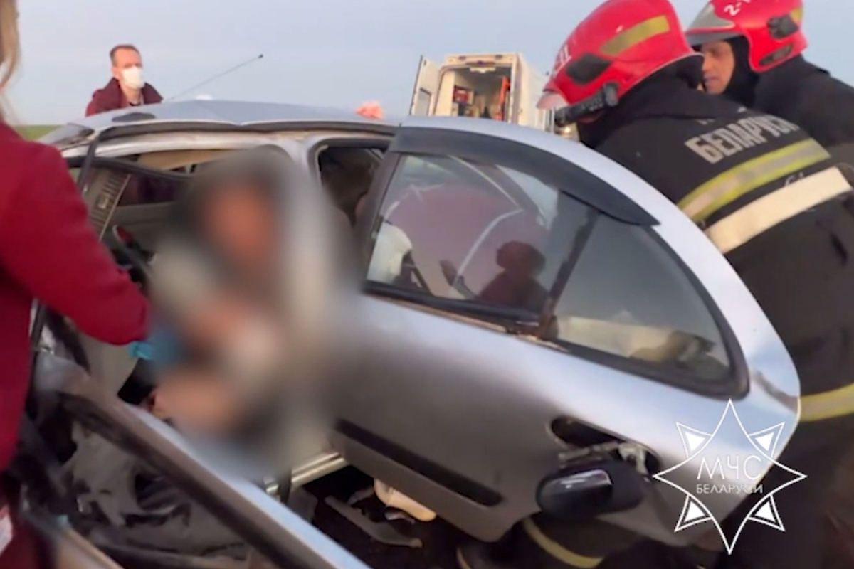 В Бобруйском районе спасатели деблокировали водителя легковушки после ДТП с грузовиком