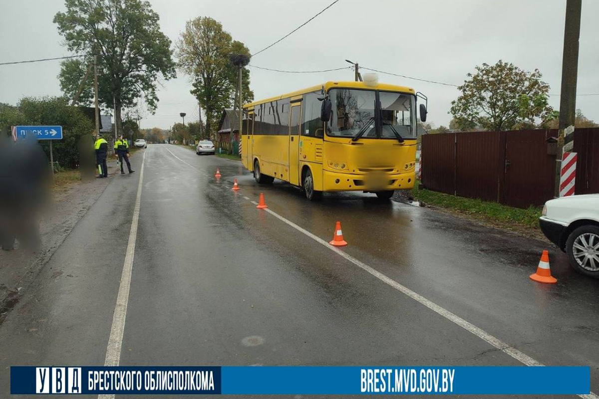 В Пинском районе под колеса автобуса попал 70-летний велосипедист — пострадавшего госпитализировали