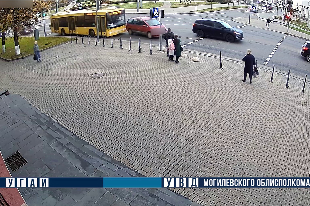 В Могилеве водитель легковушки при перестроении столкнулся с автобусом — четыре человека пострадали