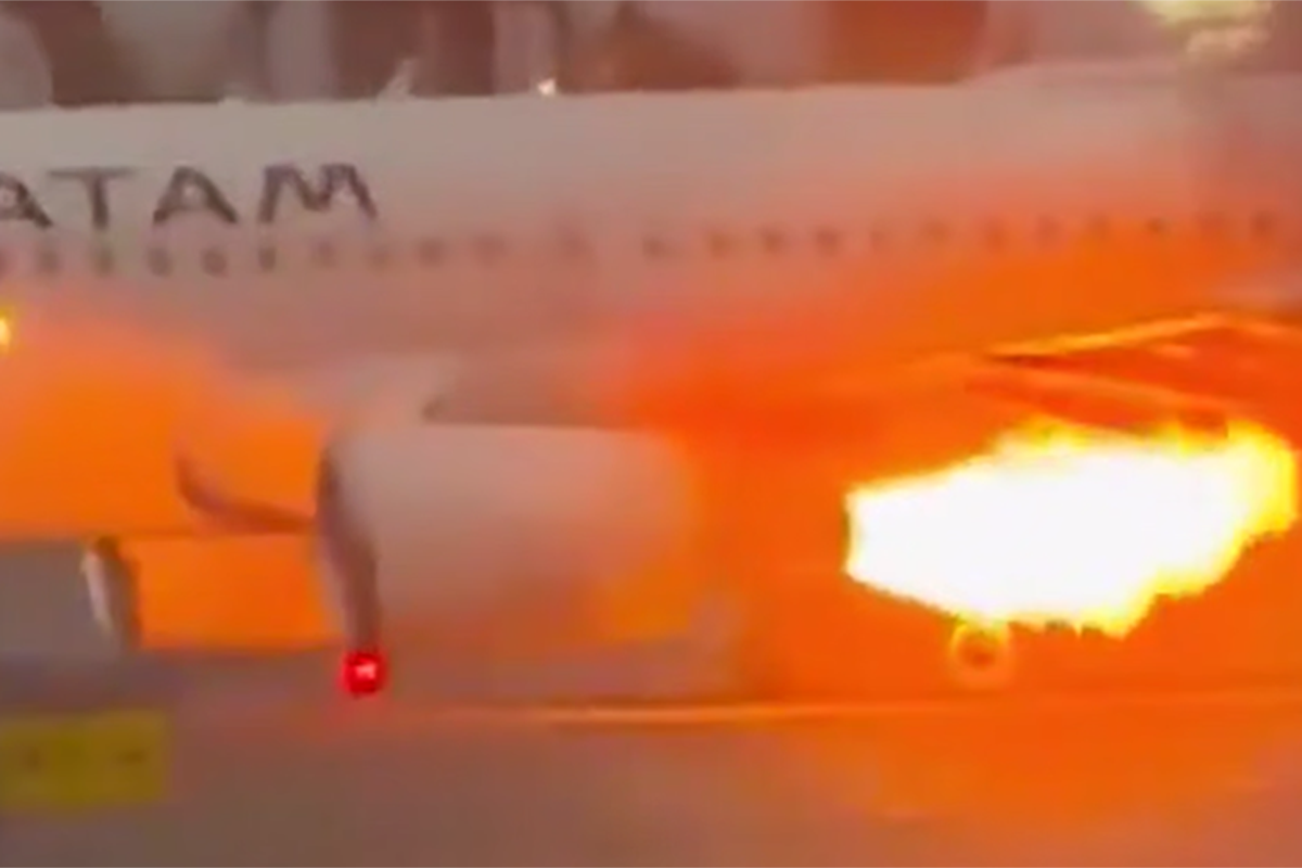 Пассажирский самолет авиакомпании LATAM загорелся при взлете из аэропорта в Перу