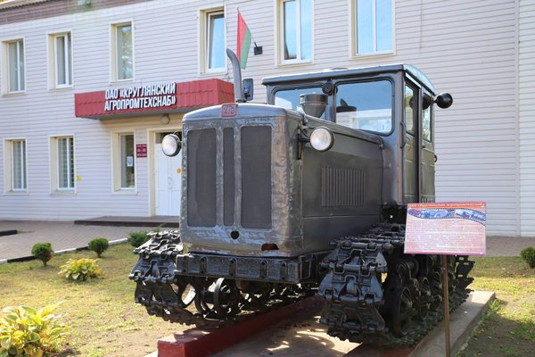 Символ верности делу: в Круглянах на «Дажынках-2026» открыли уникальный арт-объект — советский трактор ДТ-74